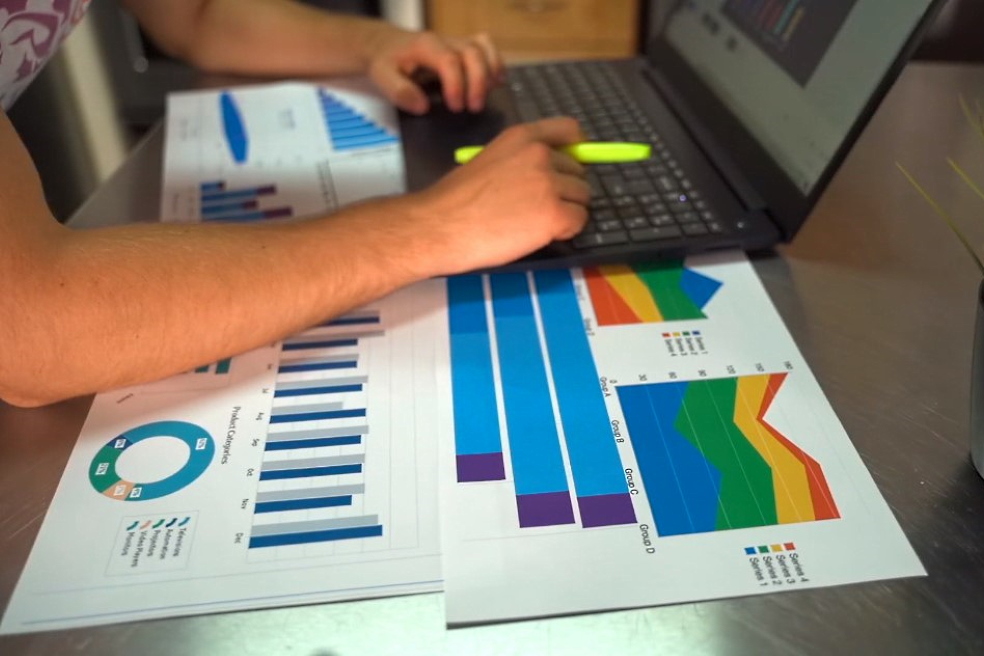 Sources of funds for business: bank loans and other financial instruments